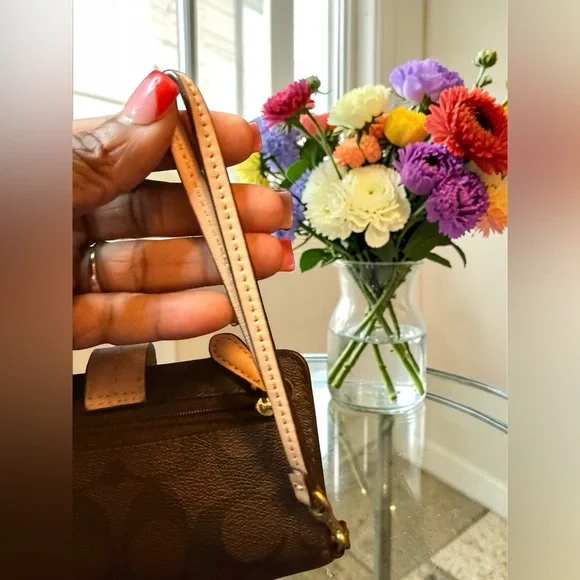 Coach Leather Peyton Tote Bag w/ matching wallet GUC - Picture 15 of 15